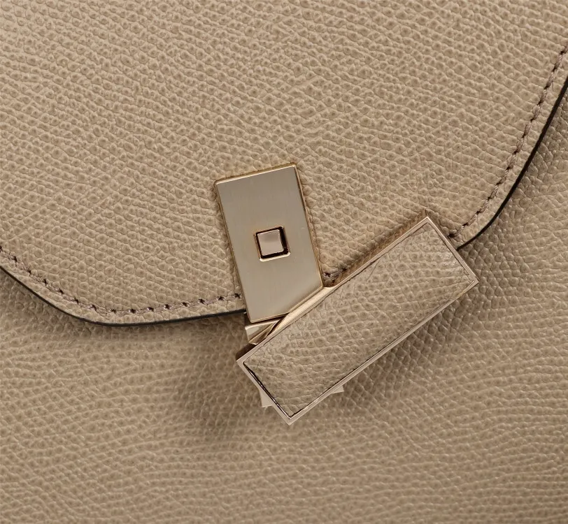 In stock👉Original small size khaki👉Valextra Valextra Iside, known as Italian Hermès, is one of the most representative designs of Valextra. There is no obvious logo, but the simple collective line design is very recognizable, full of architectural art, and shows a capable and intellectual style. It is made of imported palm-print lining cowhide, with up to five stitches of handwork, and the shiny oil edges test the skill of the craftsman. Small size: 22Cm